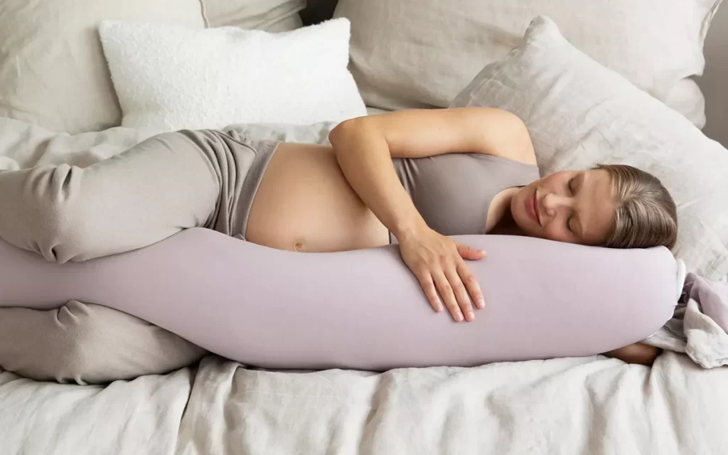How to sleep with a pregnancy pillow