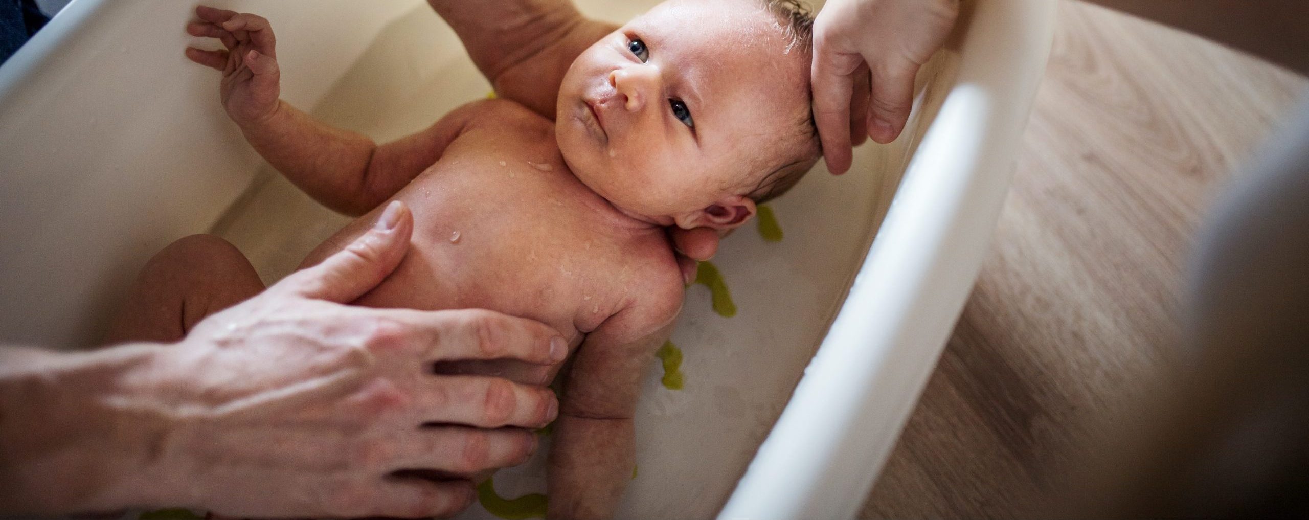 What age can baby sit in bath without seat
